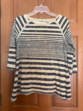 Women’s Fresh Sz M Navy and Cream Striped Raglan Top 3/4 Length Sleeves